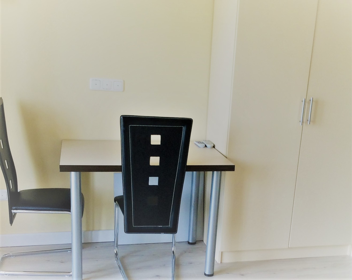 Sitzbereich mit Schrank.jpg