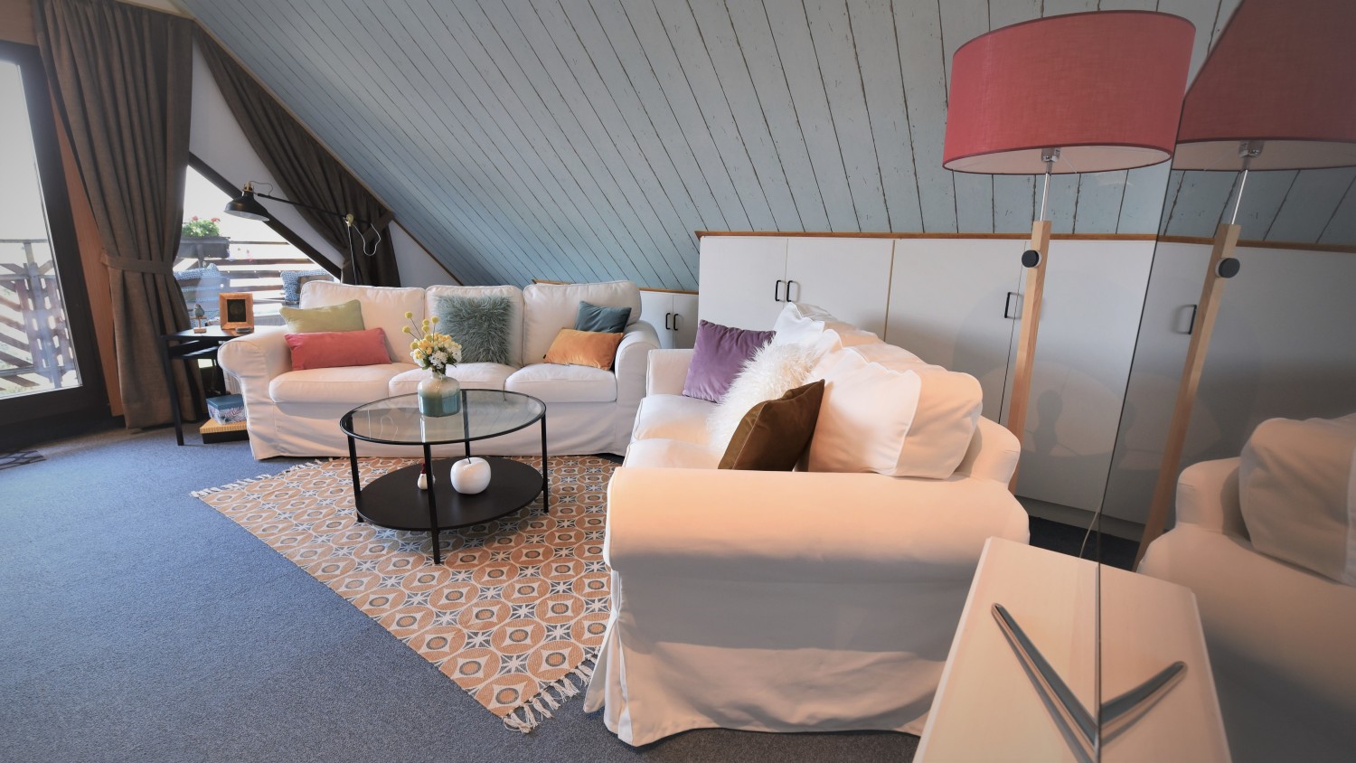 Living room Detail sofas and TV (2).JPG