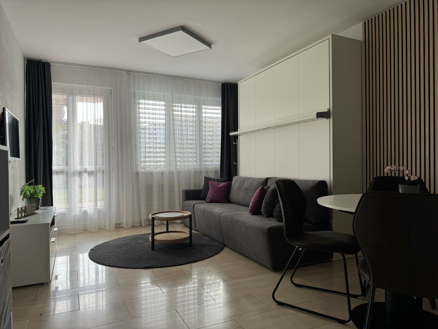 Wohnzimmer mit Fenster.jpeg