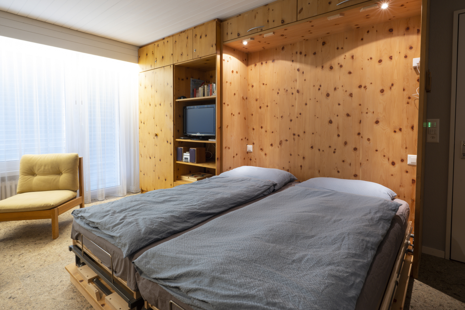 Wohnzimmer mit Schrankbett Casa Irmella Arosa.jpg