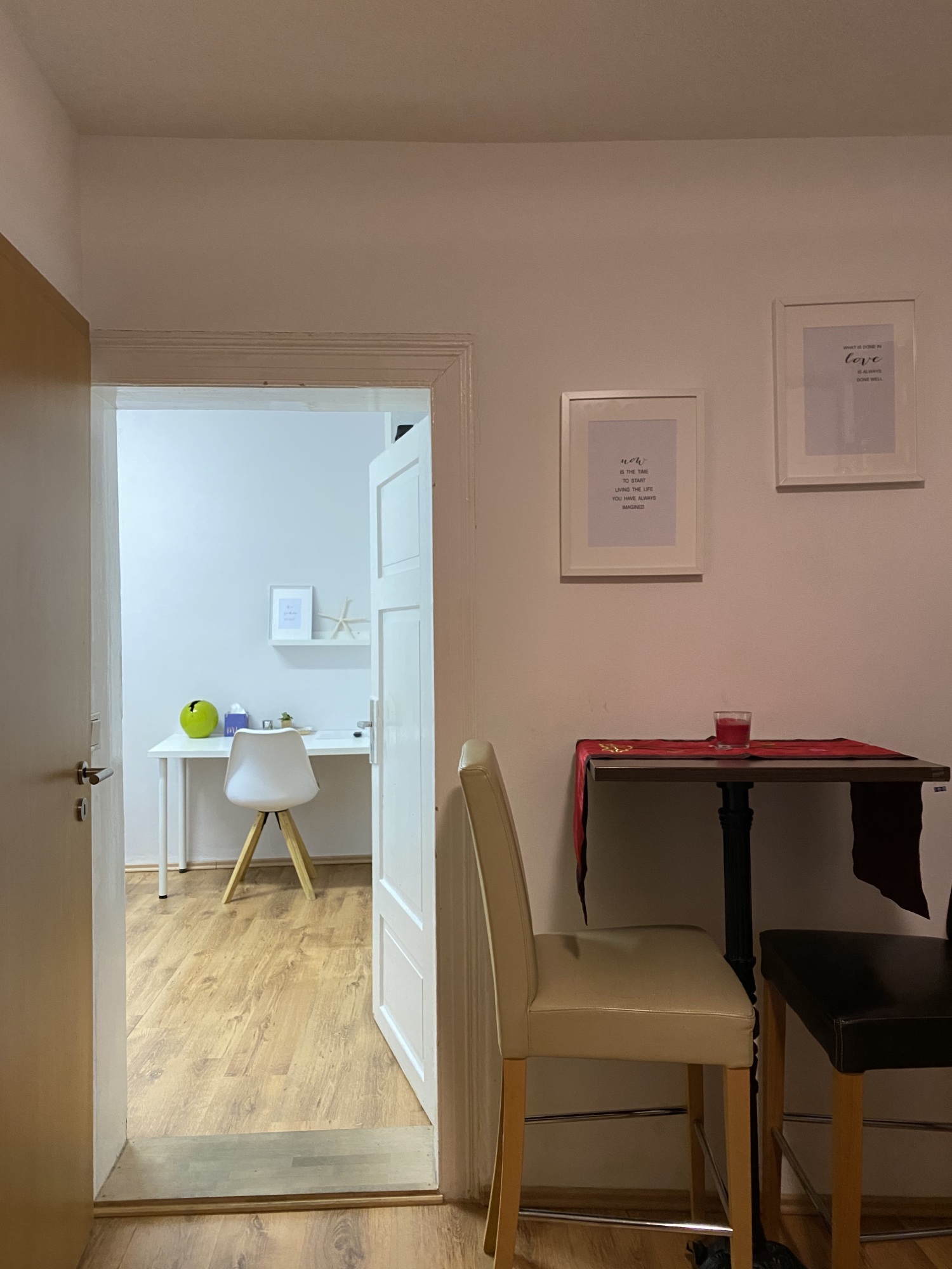 Blick ins Schlafzimmer.jpg