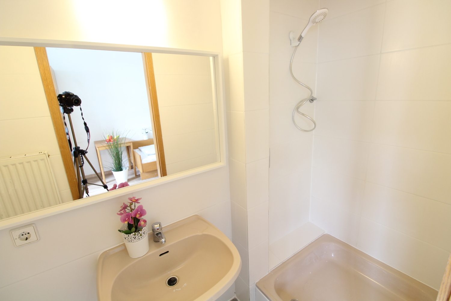 bad3 - wrong furniture in bg.jpg