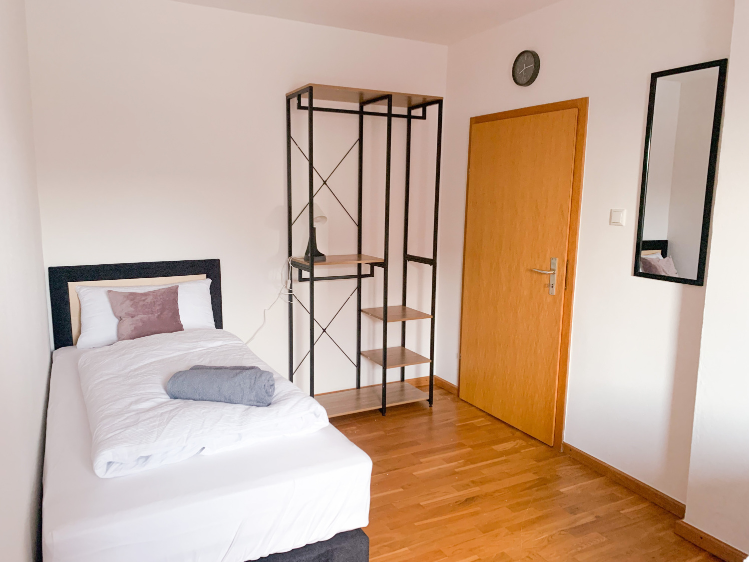 Zi. 1EG Bett und Offener Kleiderschrank.jpg