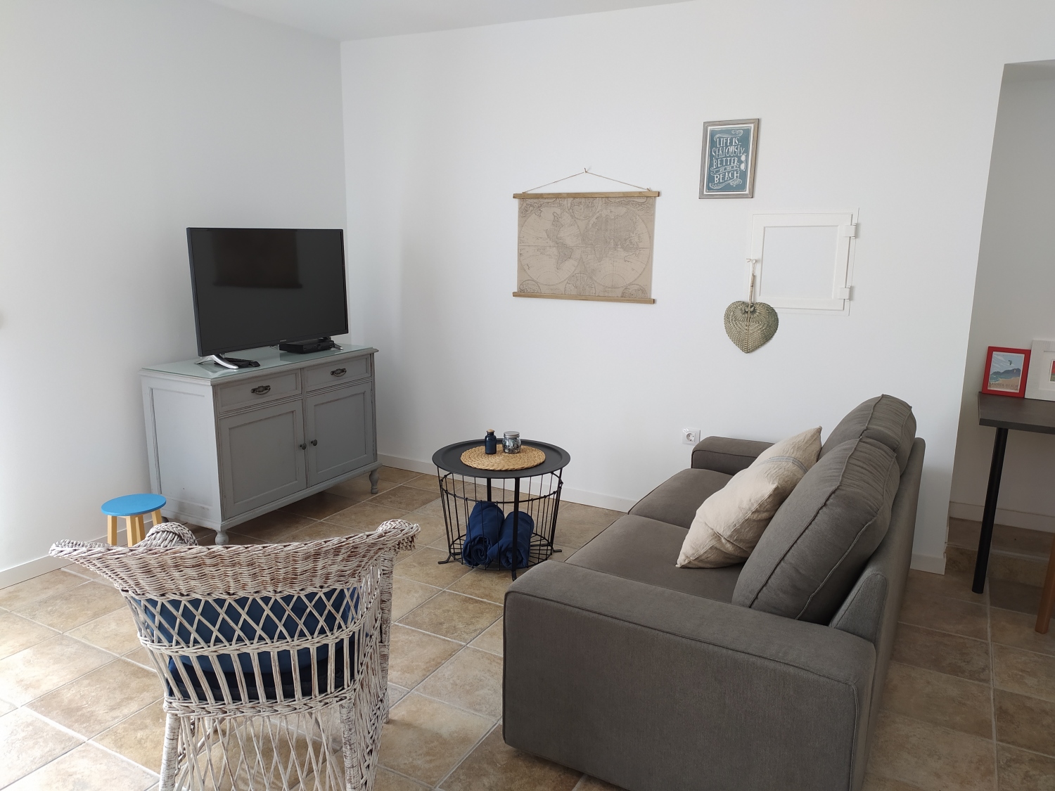 VEROL tele y sofá.jpg