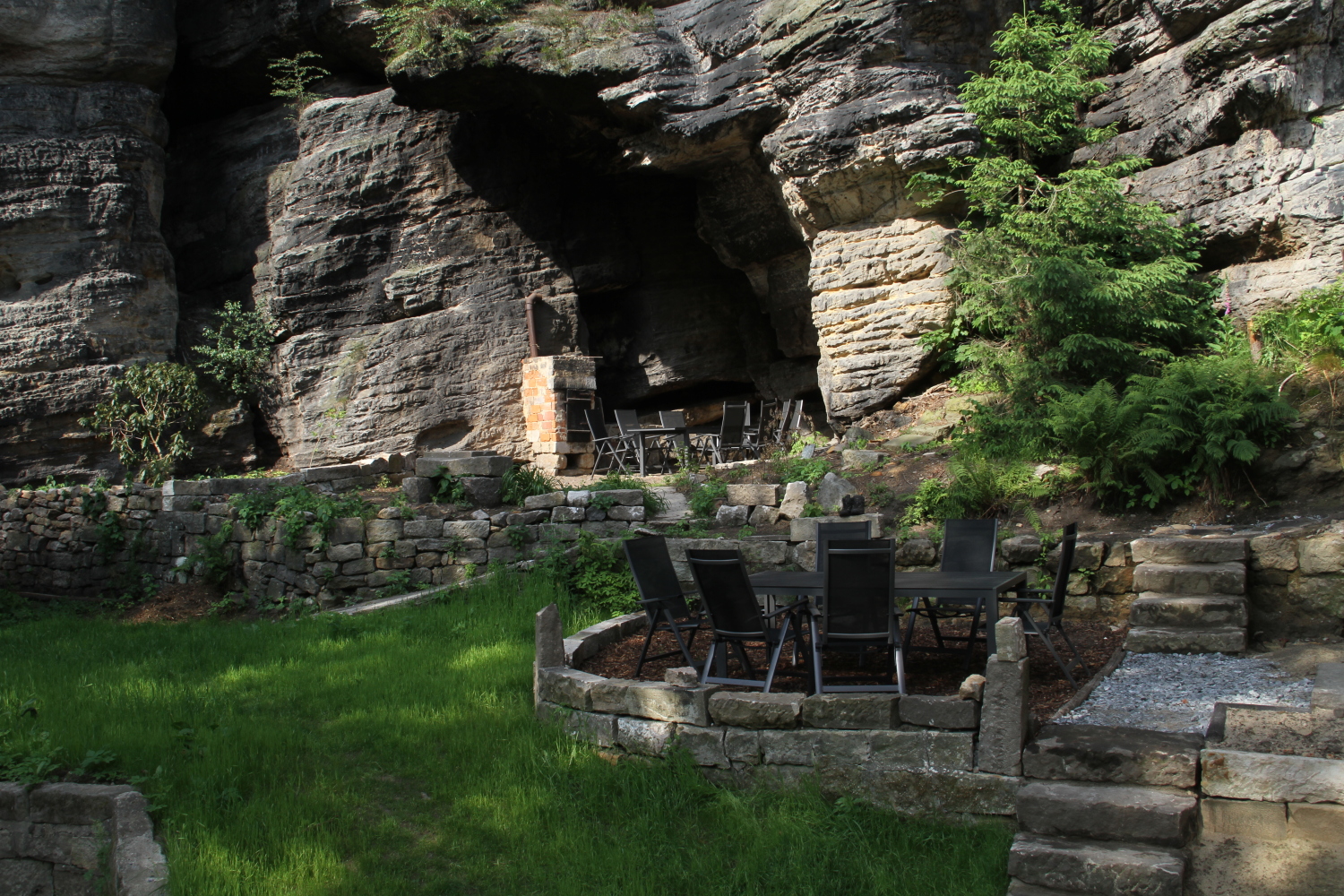 Garten mit zwei Terrassen links vom Haus 2019_06_11_1139.JPG
