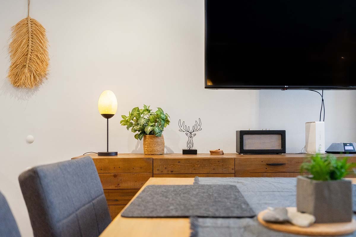 Esstisch-und-TV-nah.jpg