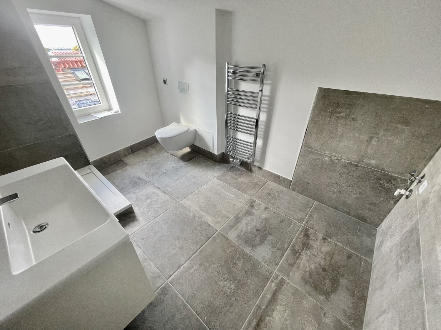 WE 5-Bad von der Badtür.jpg