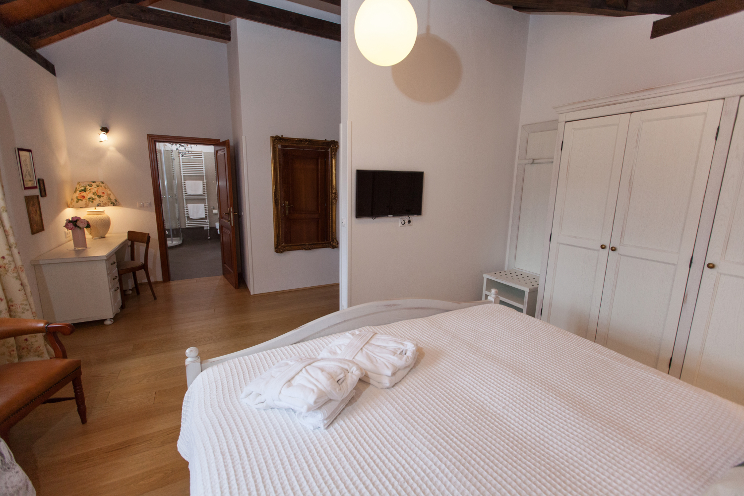 029-V.VALLIS Masterbedroom.jpg