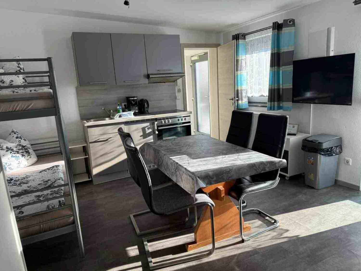 WA325 (Nordgebäude) Zimmer 1 Joh.-Seb.-Bach-Straße 19, 92442 Wackersdorf (5).jpg