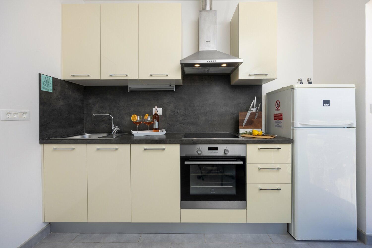 5_a22_kitchen1a - tiny.jpg