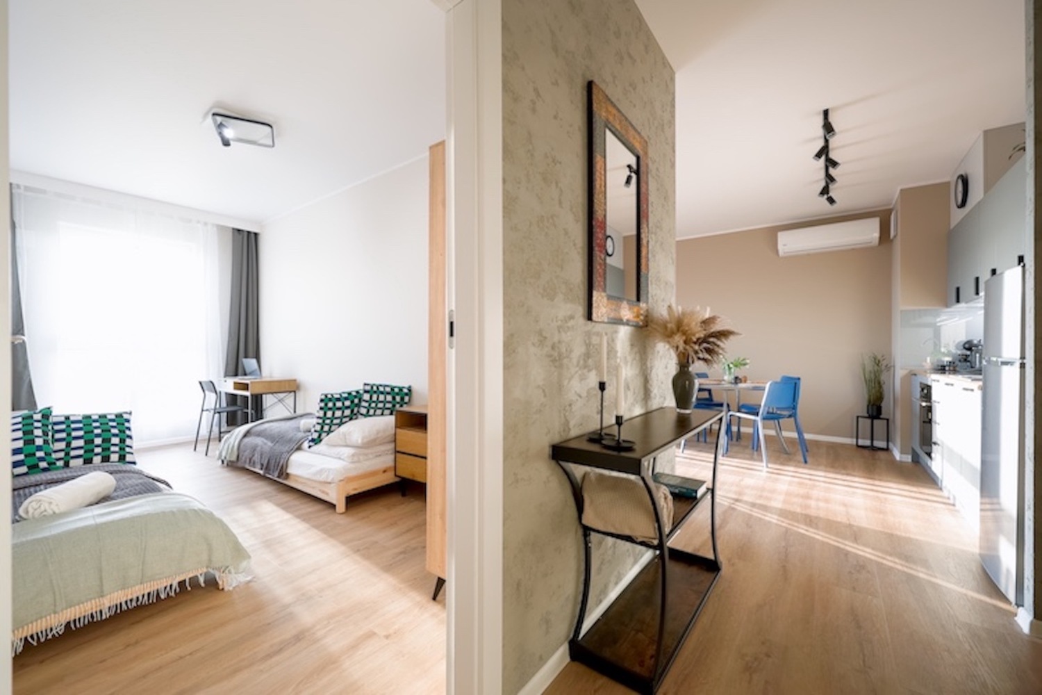 widok na sypialnie i salon z korytarza .jpg