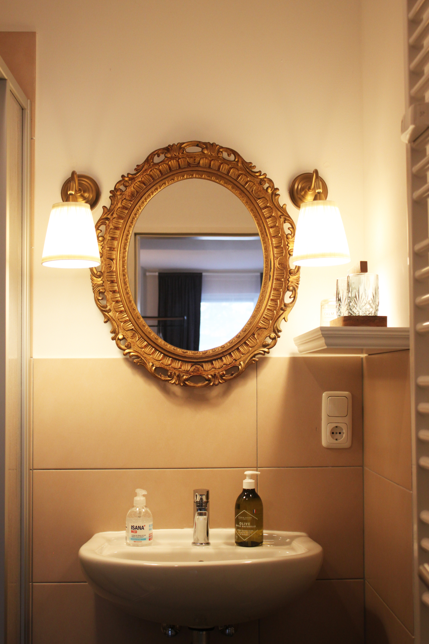 Badezimmer mit Spiegel und Lampen.JPG