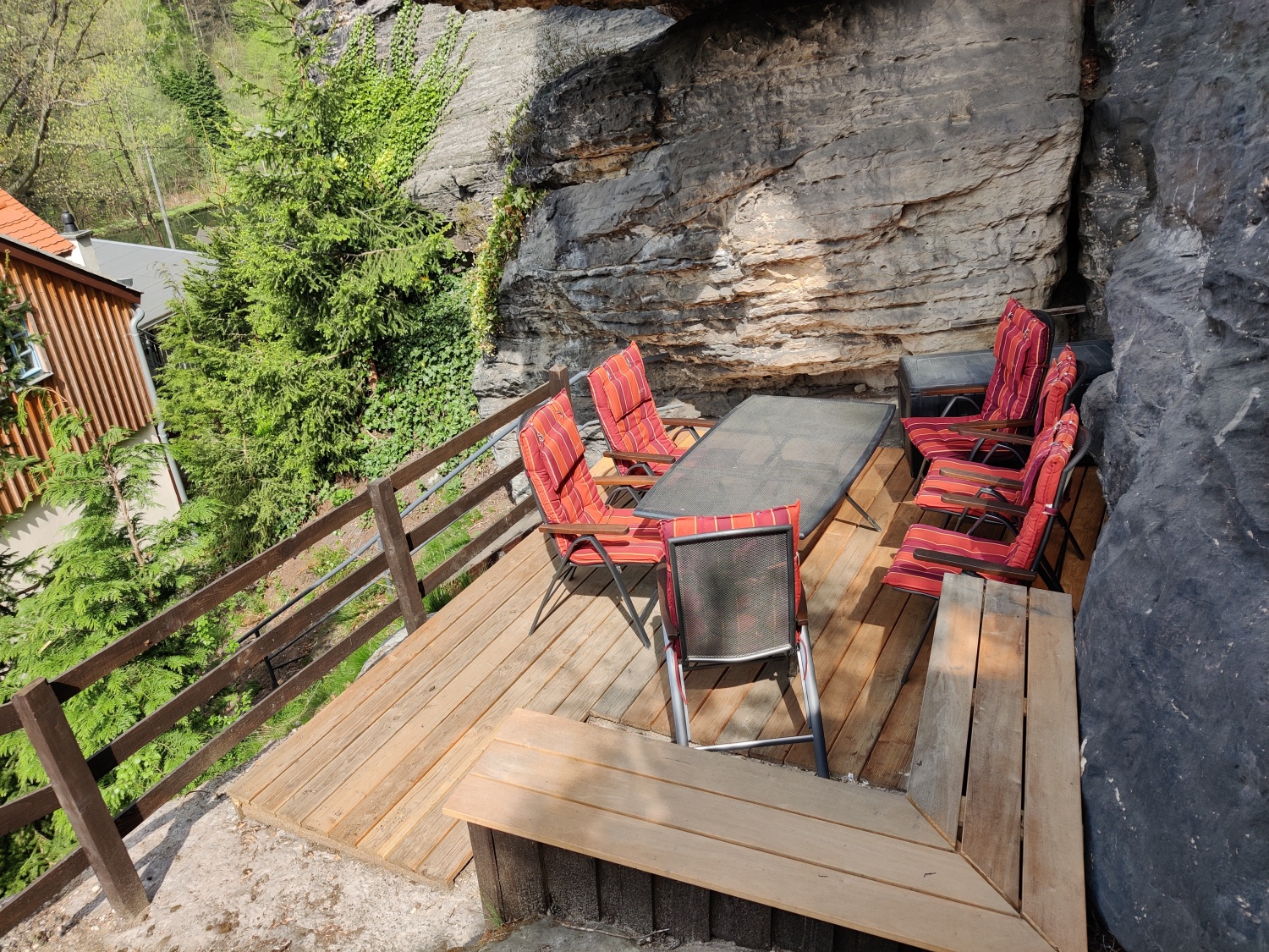 4. Sonnenterrasse am Fels, rechts hinter dem Haus 2. 20220506_105936.jpg