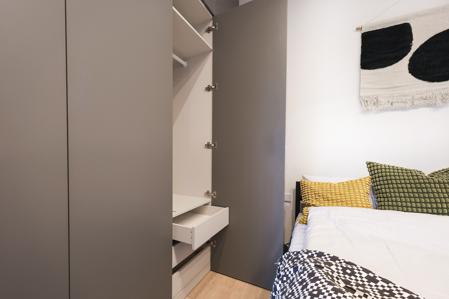 duże szafy do przechpwywania mieszkanie na wynajem Łódź centrum.jpg