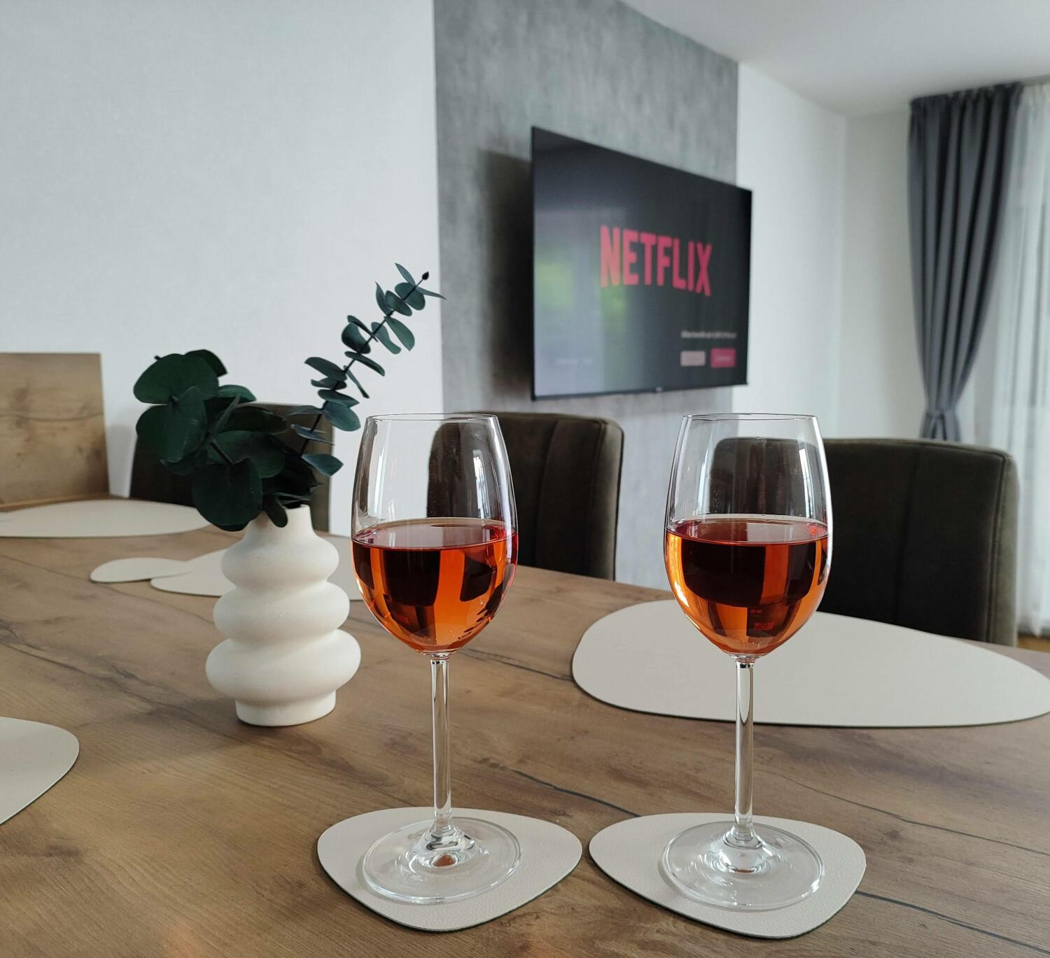 Esstisch und Smart-TV in der Ferienwohnung Apartment Marissa in Billerbeck