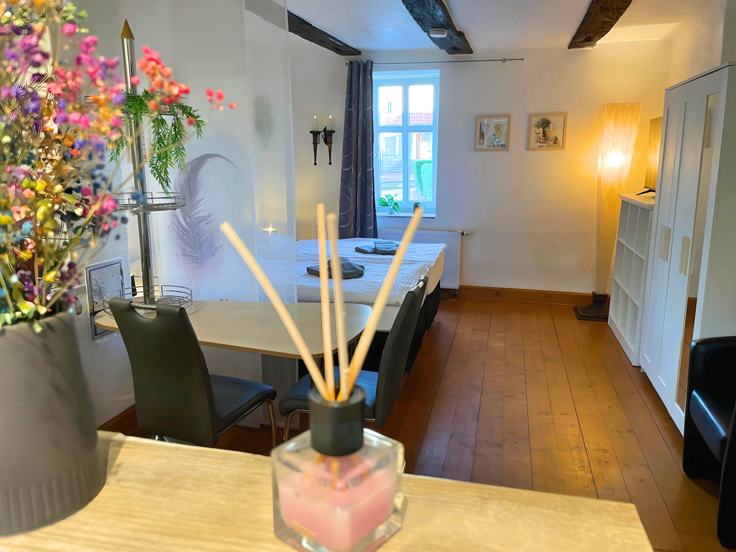 Pension Am Schloss - Apartment 2 - Schlafzimmer + Essbereich 2.jpg