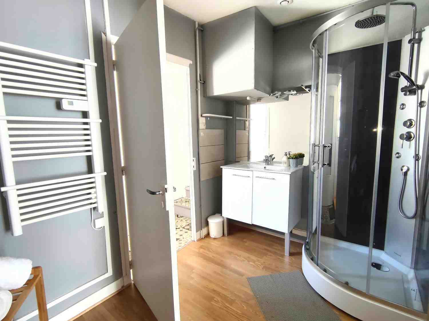 F4 Bathroom (1).jpeg