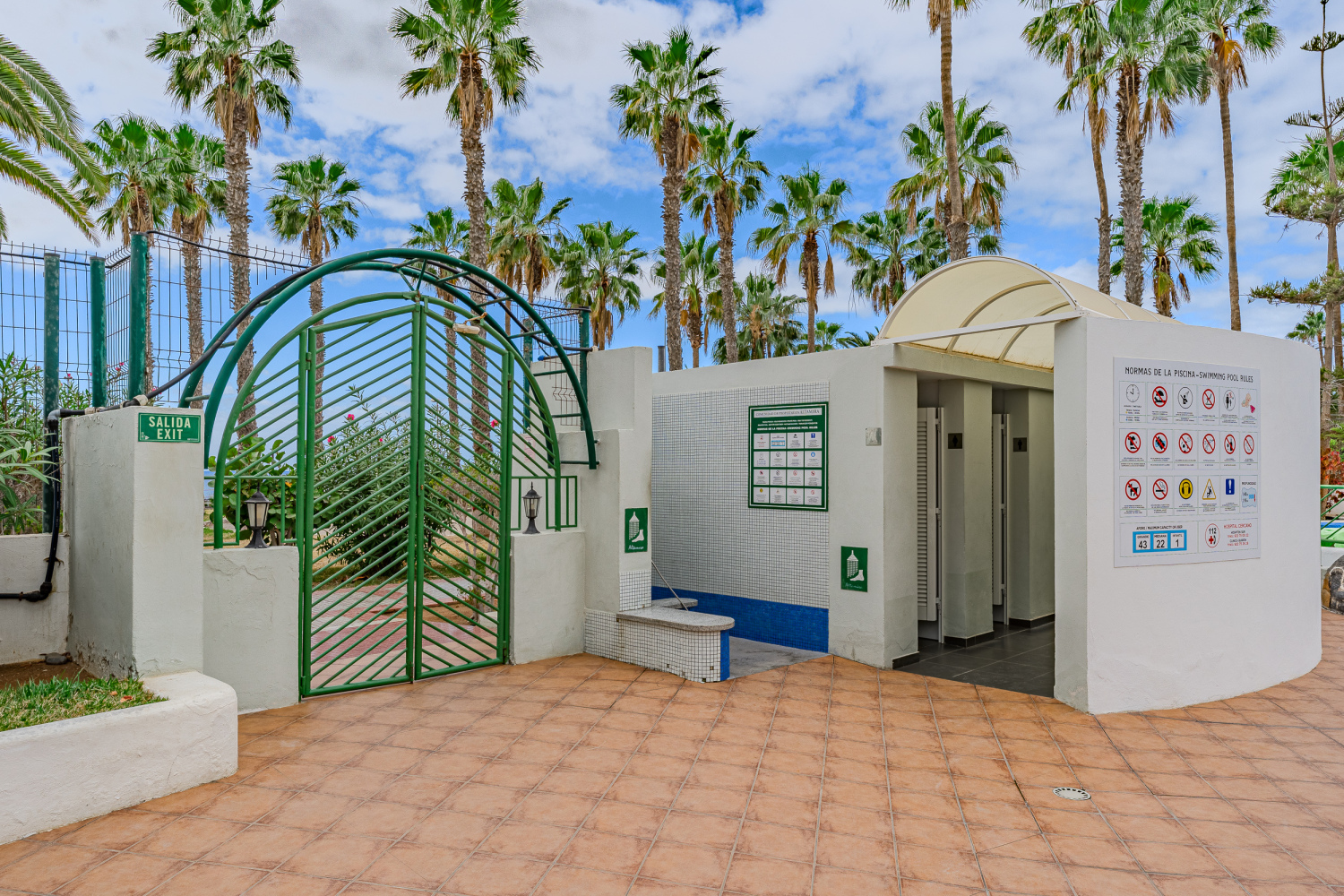 Altamira 415 24 Toilets piscina.jpg