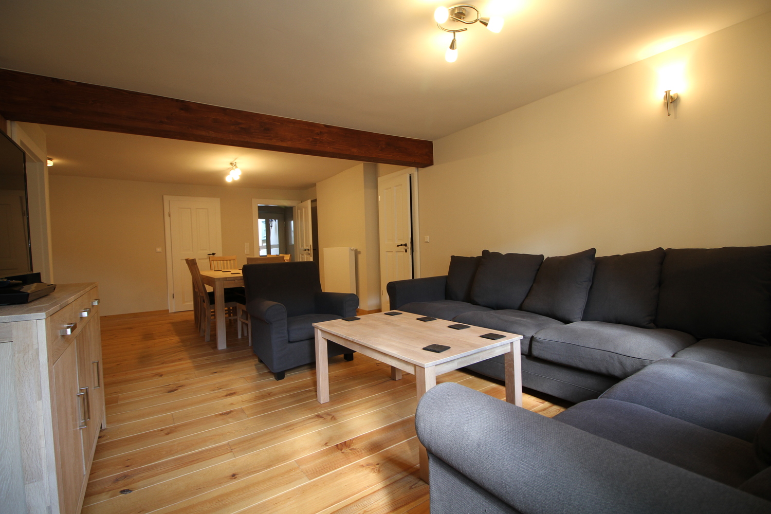 2. Sitzecke und Essbereich.JPG