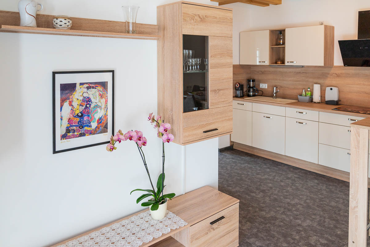 (1) Wohnzimmer, Blick zur Küche.jpg