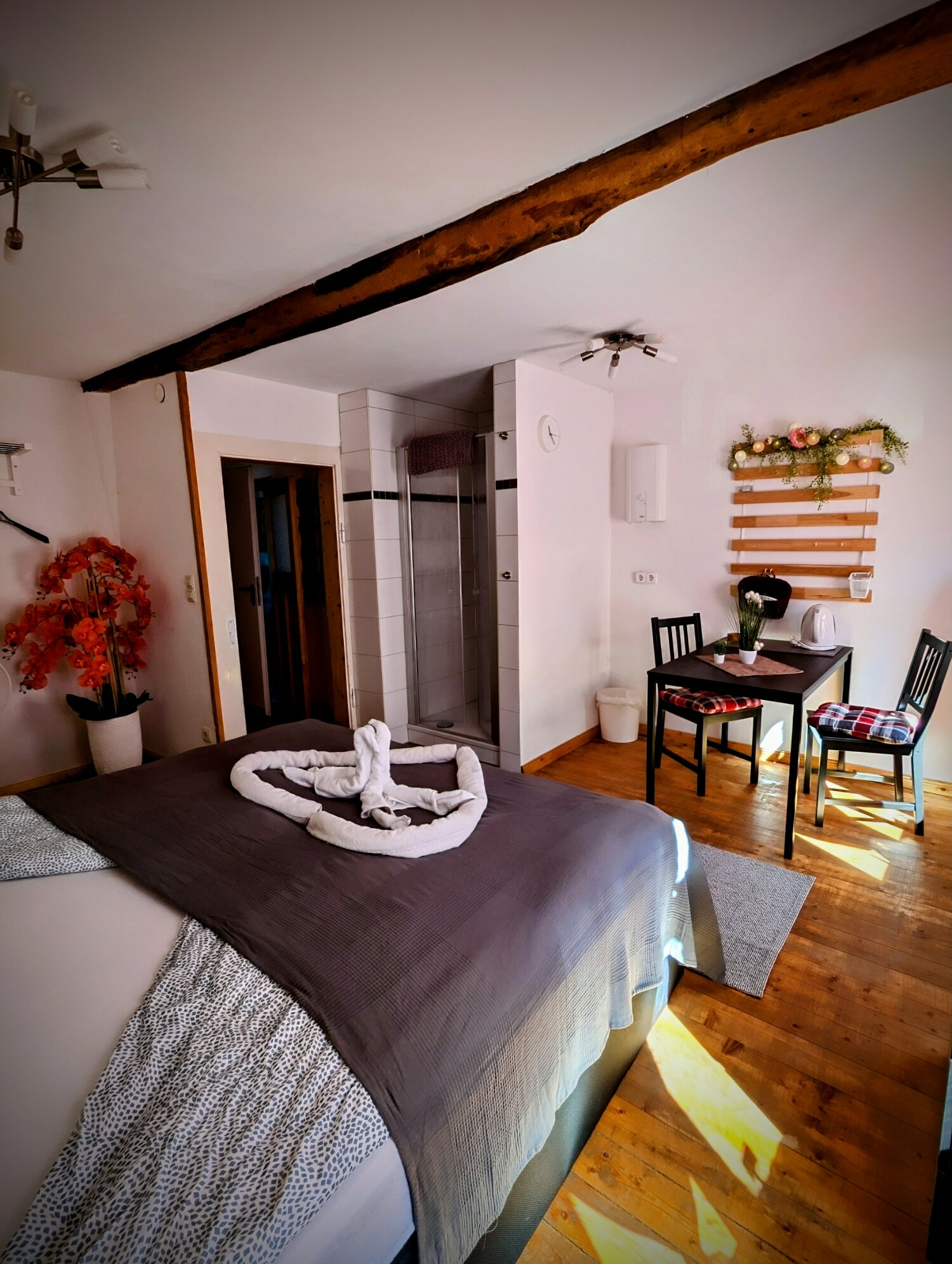 ZI 2 Bett Dusche.jpg