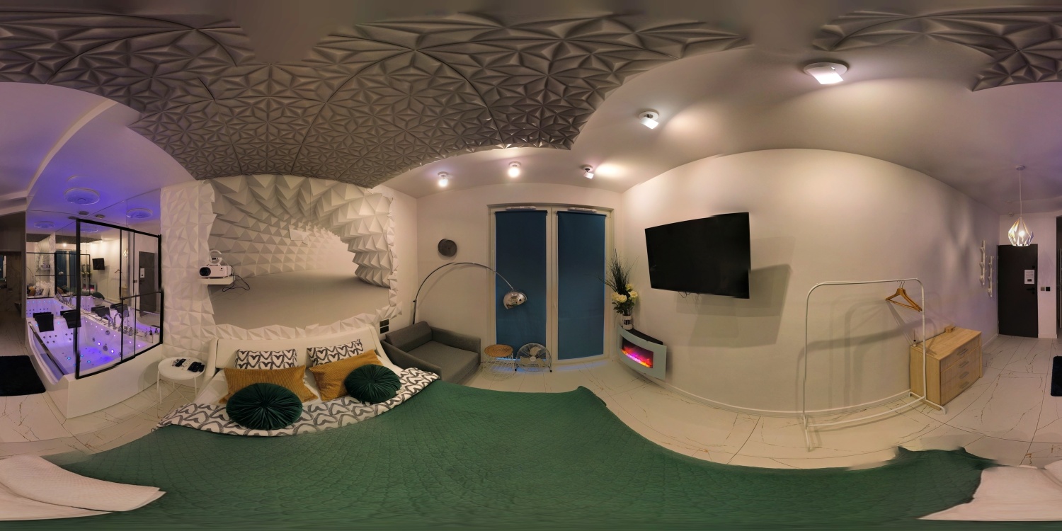 dji_fly_20241103_150548_129_1730844152906_pano_optimized_Original (2).jpg