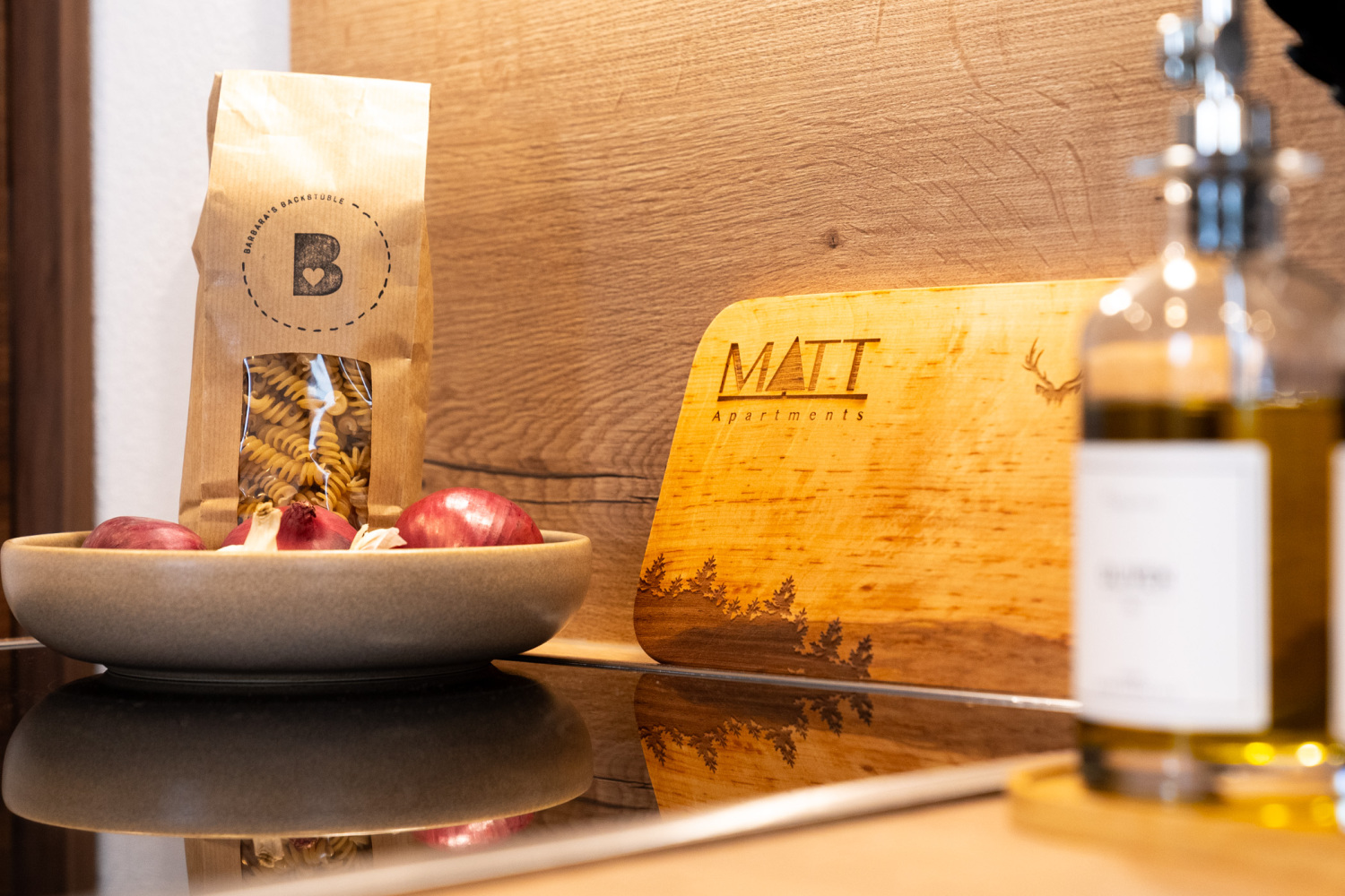 matt-apartments-heppenschwand-kueche-detail-schneidebrett-logo.jpg