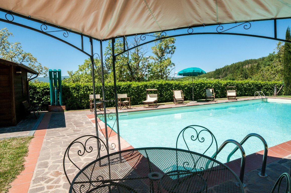 Piscina-dal-gazebo.jpg