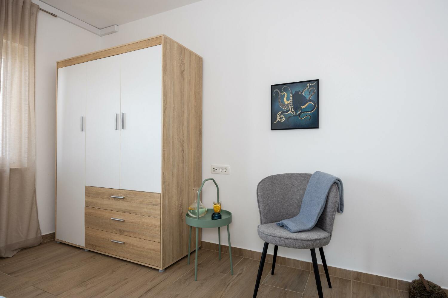 6_a42_bedroom1_7c - tiny800kb.jpg