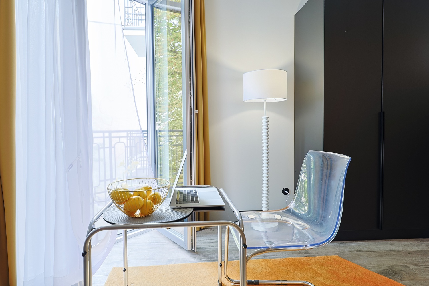 miejsce do pracy z wyjściem na balkon.jpg