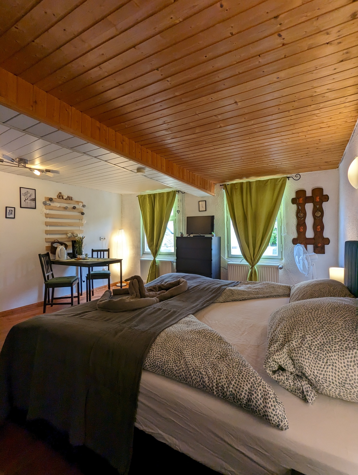 zi4 bett fenster tisch flach.jpg