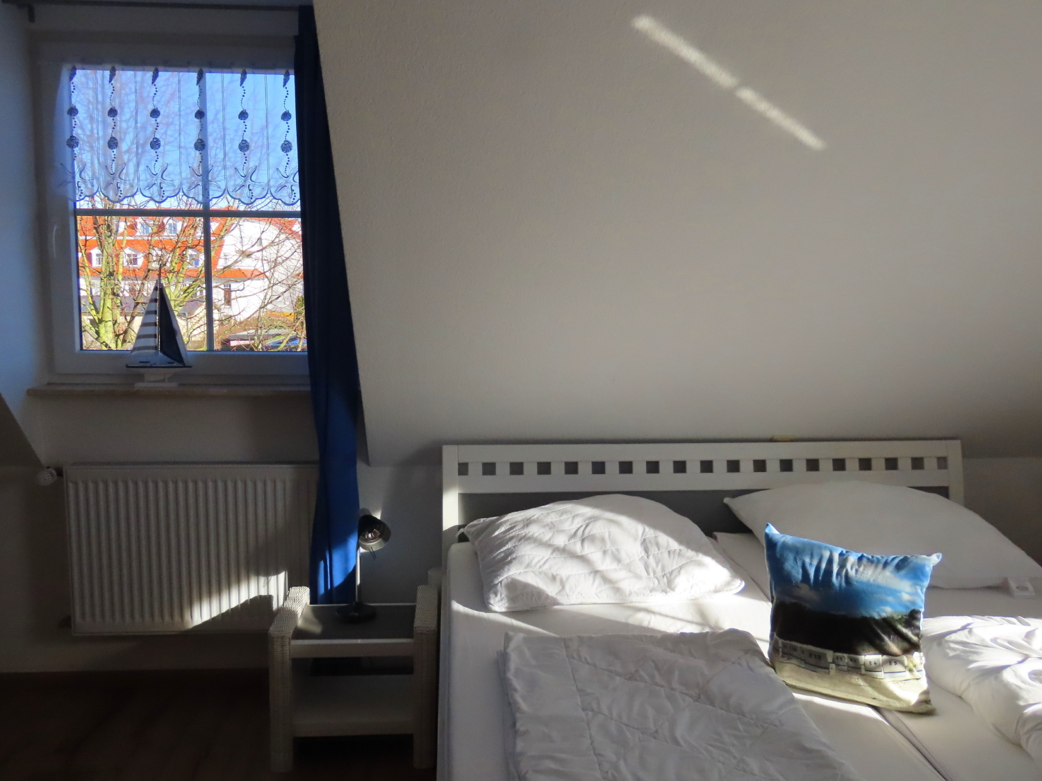 04 Bett mit Fenster.jpg