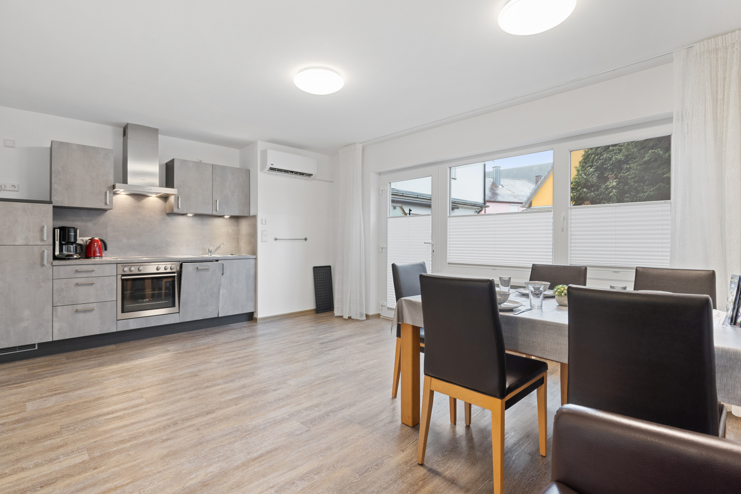 Essbereich und Küchenzeile.jpg