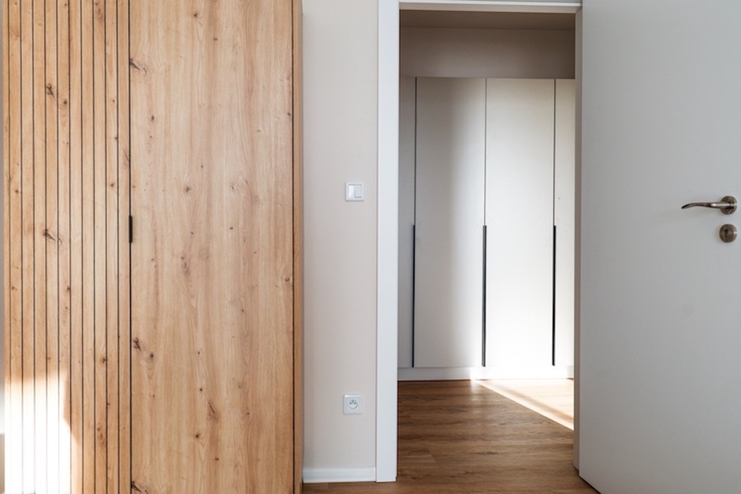 pojemnba szafa w dodatkowym pokoju.jpg