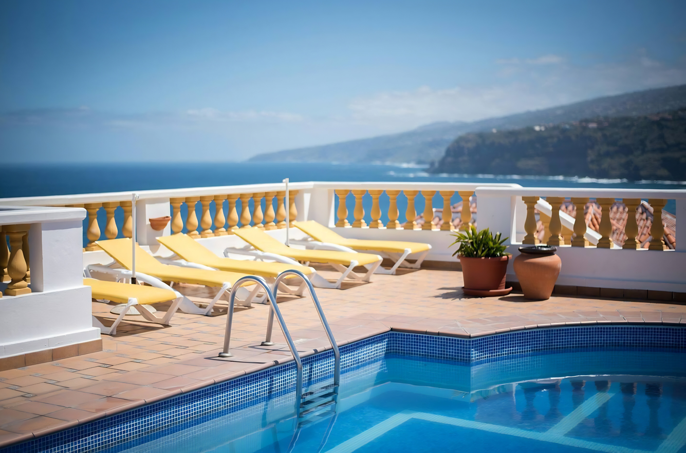 Rooftop swimming pool 6