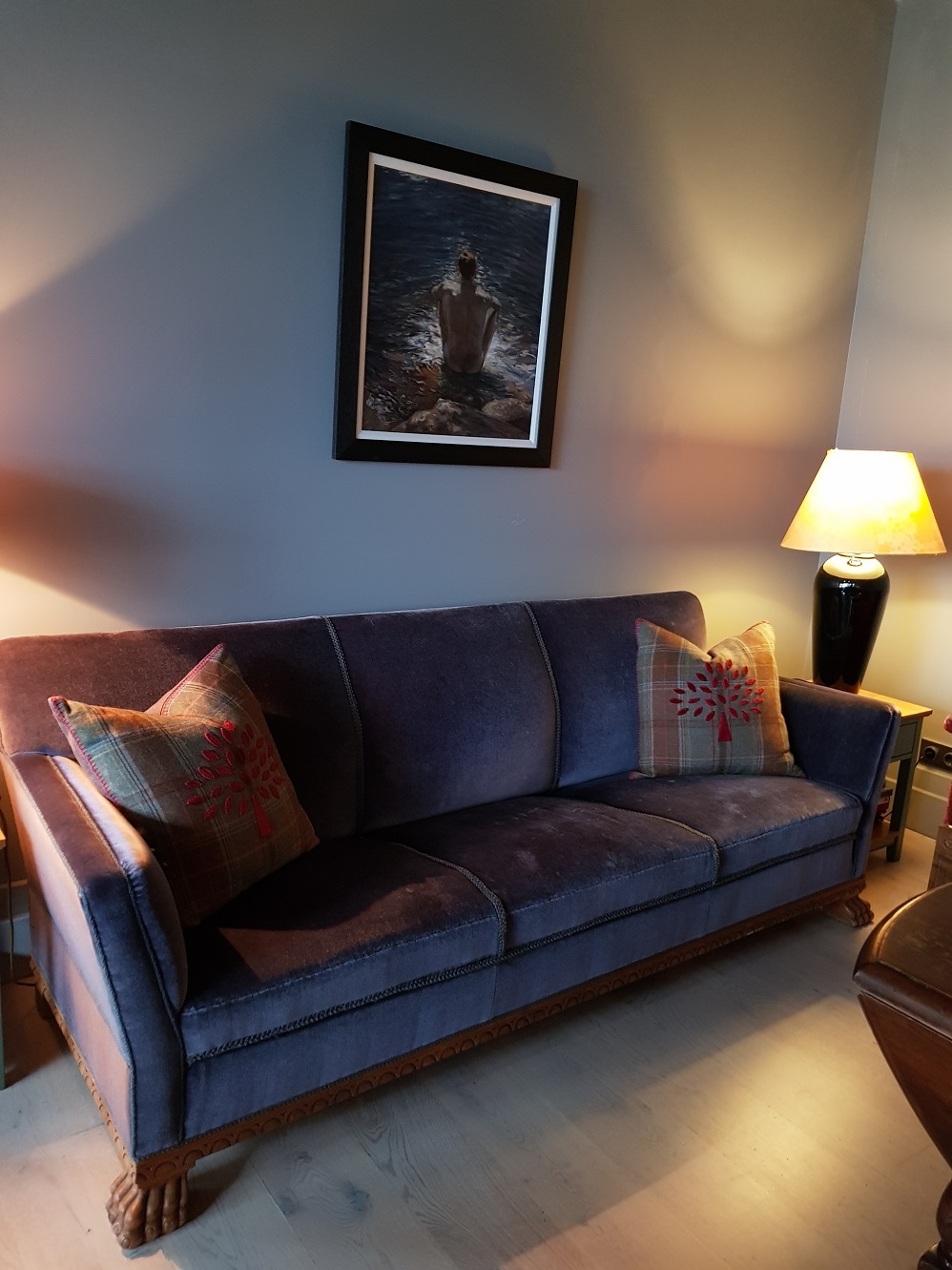 20190815 Villa Fjara blå sofa.jpg