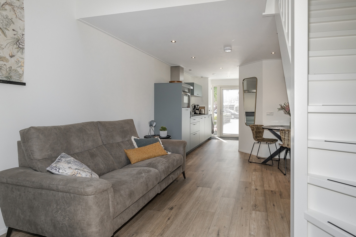 Woonkamer met trap naar verdieping Vakantiehuis 2bijZee.JPG