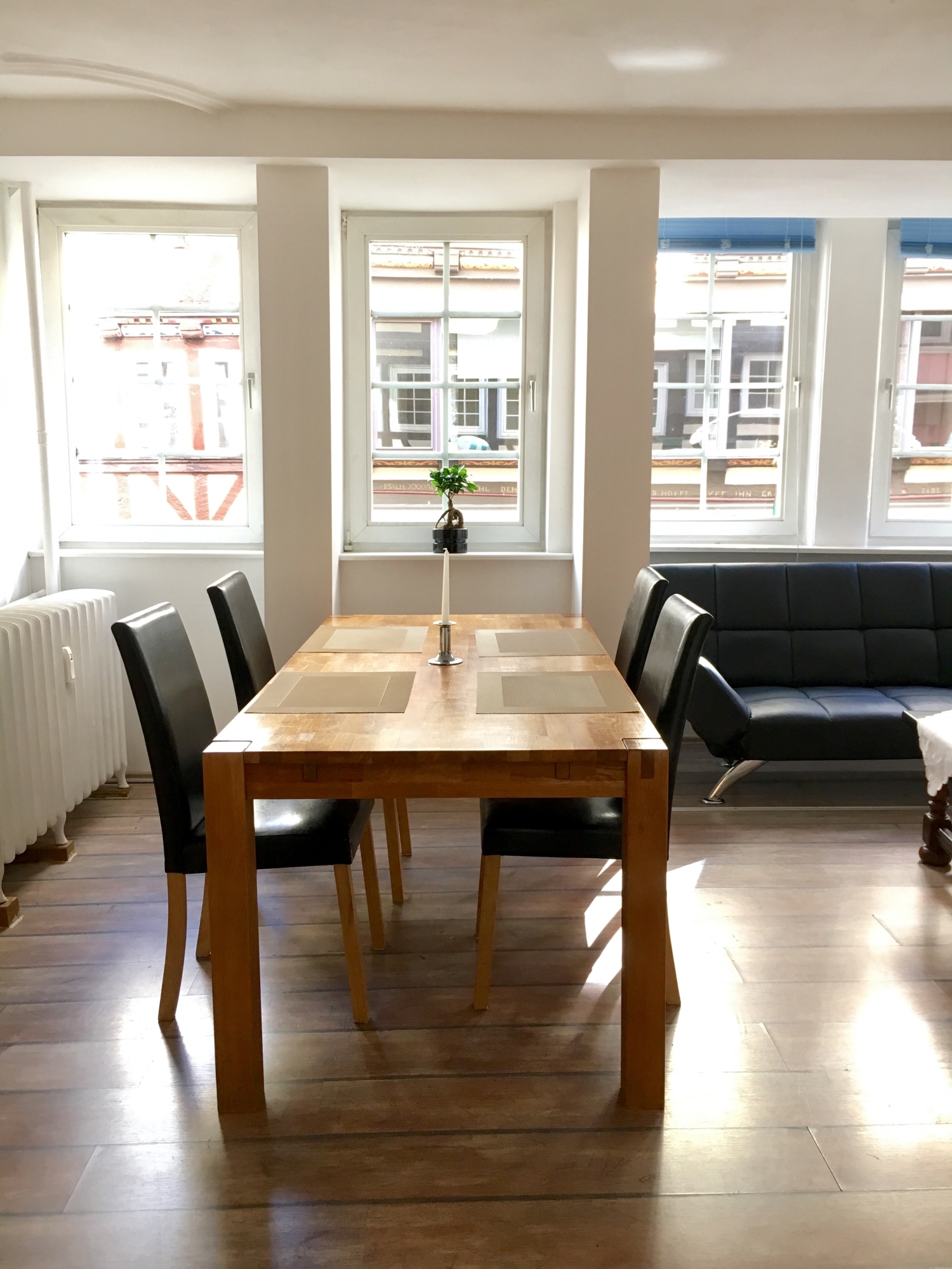Wohnzimmer Tischgruppe.jpg