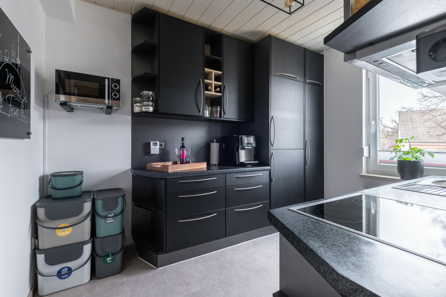 Küche Front Tür.jpg