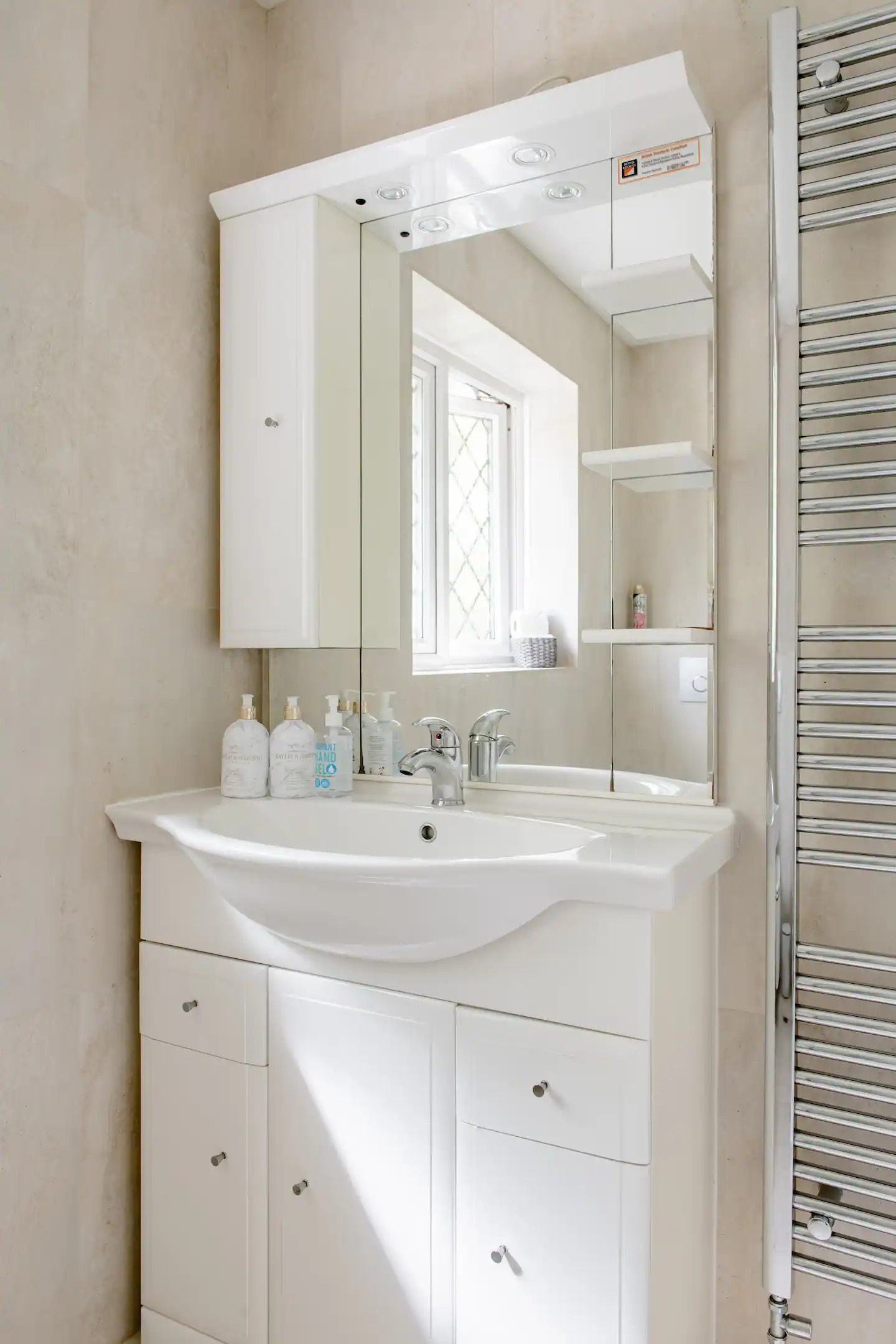 Acorns En Suite Basin and Towel Rail - 05-02-24.jpg