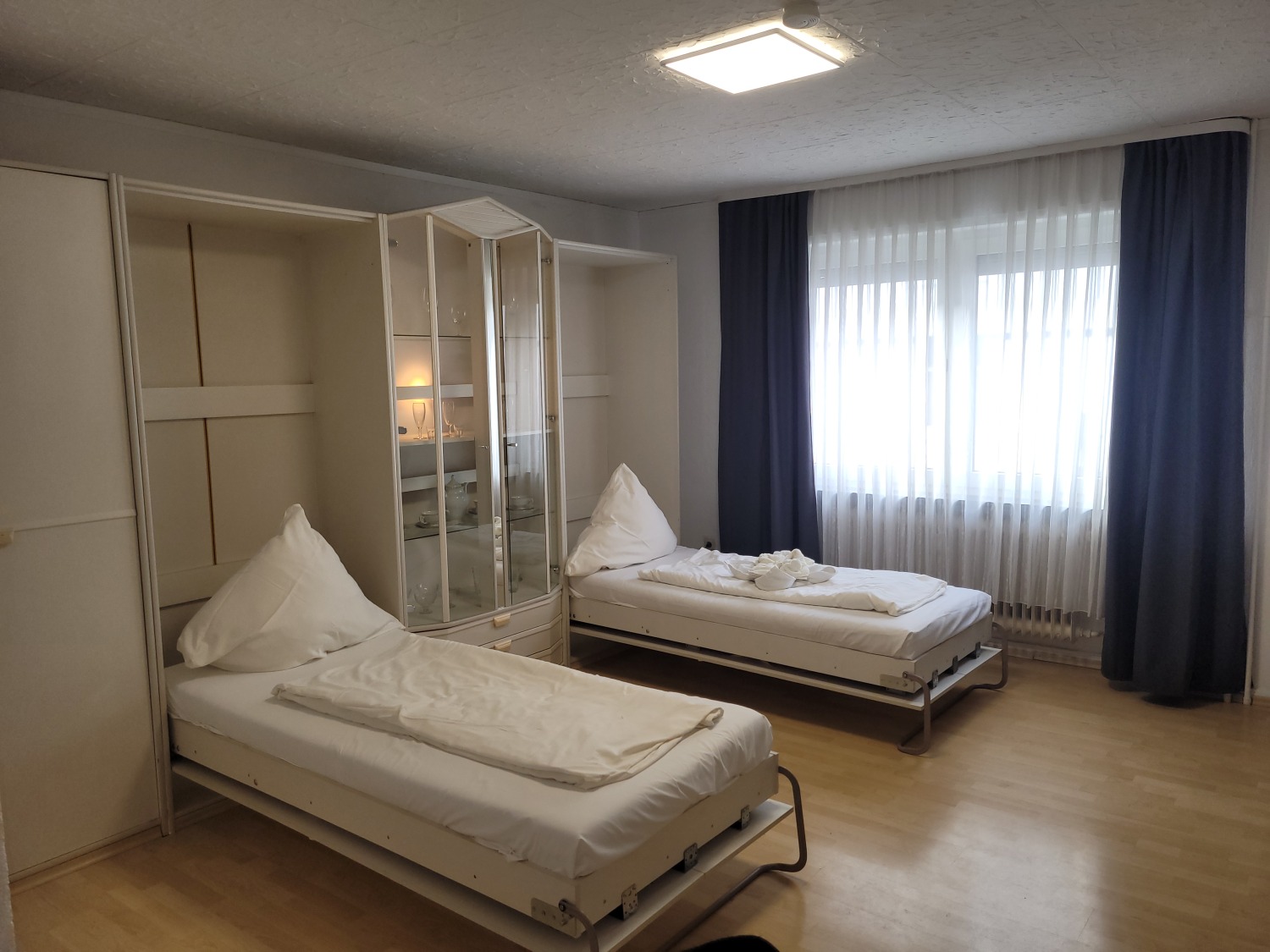 Apartments am Achteckhaus Betten mit großer multi Deckenbeleuchung.jpg