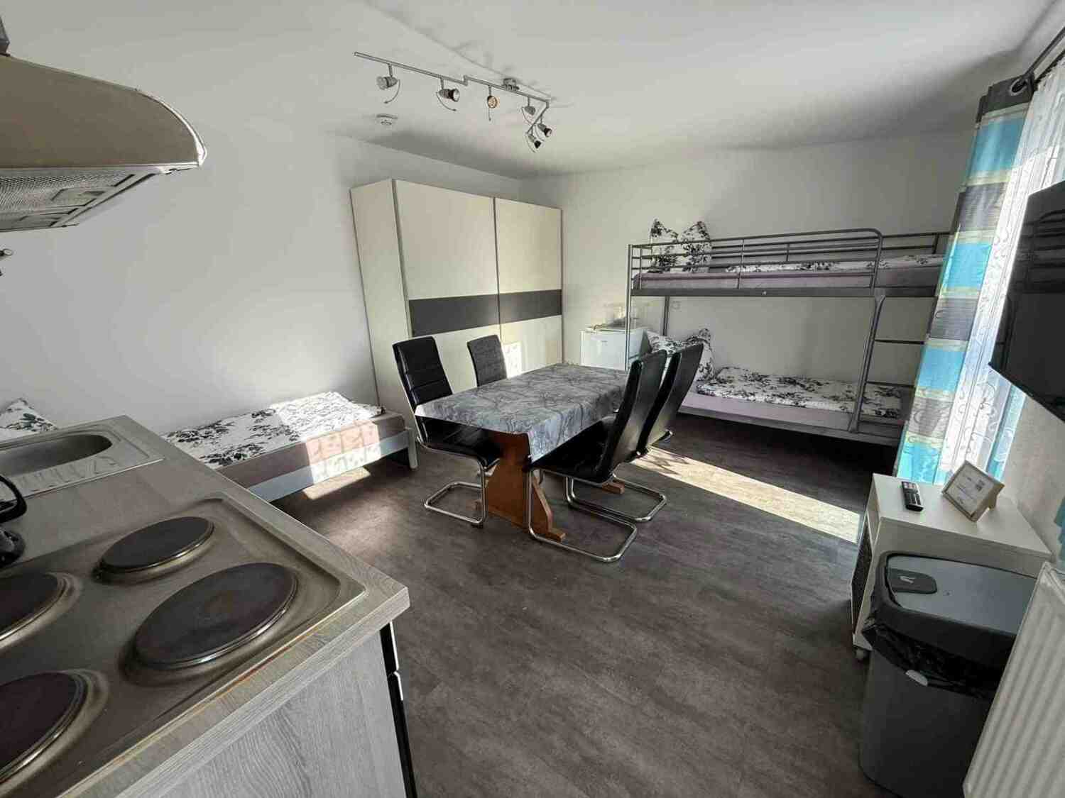 WA325 (Nordgebäude) Zimmer 2 Joh.-Seb.-Bach-Straße 19, 92442 Wackersdorf (6).jpg