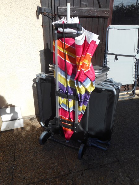 hh LUVITERE Cap Agde naturist trolley ready for the beach pool.JPG