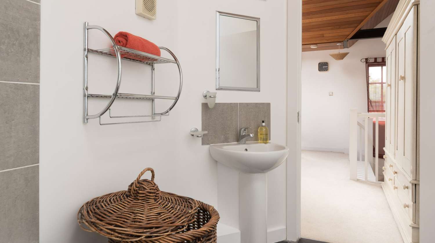 L3 ensuite bathroom sink.jpg