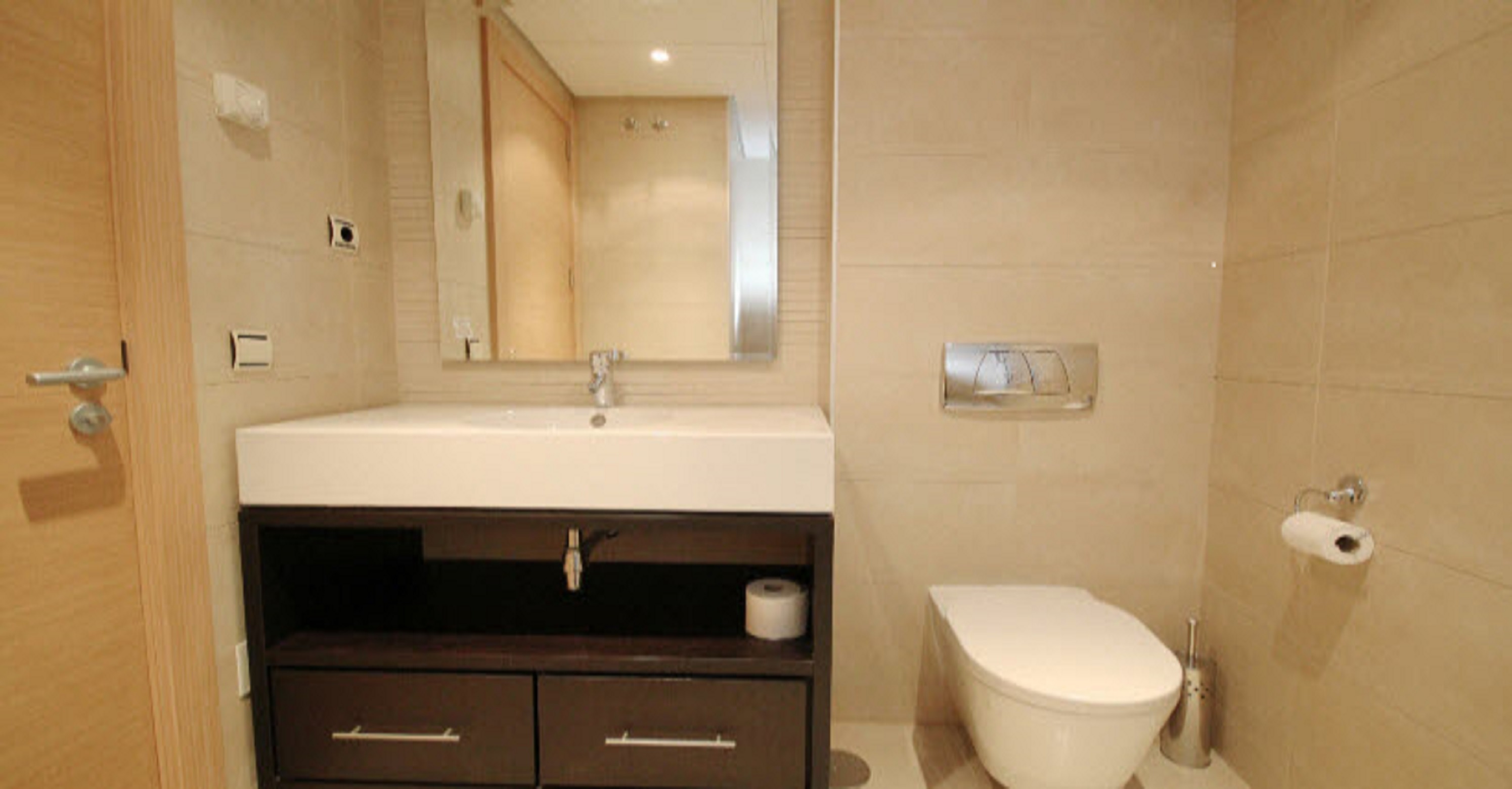 Bathroom 1.jpg