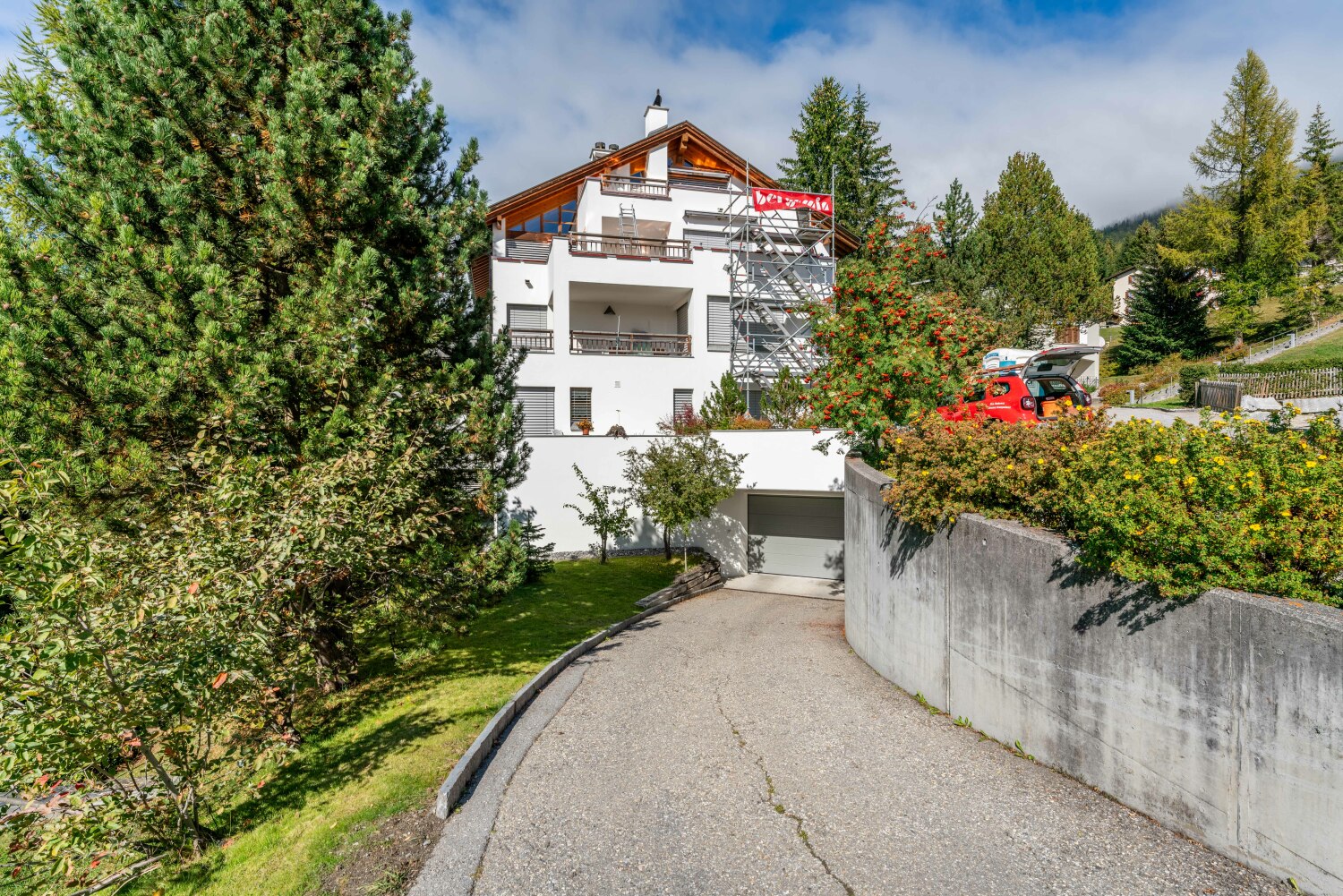 aussen mit Garage.jpg