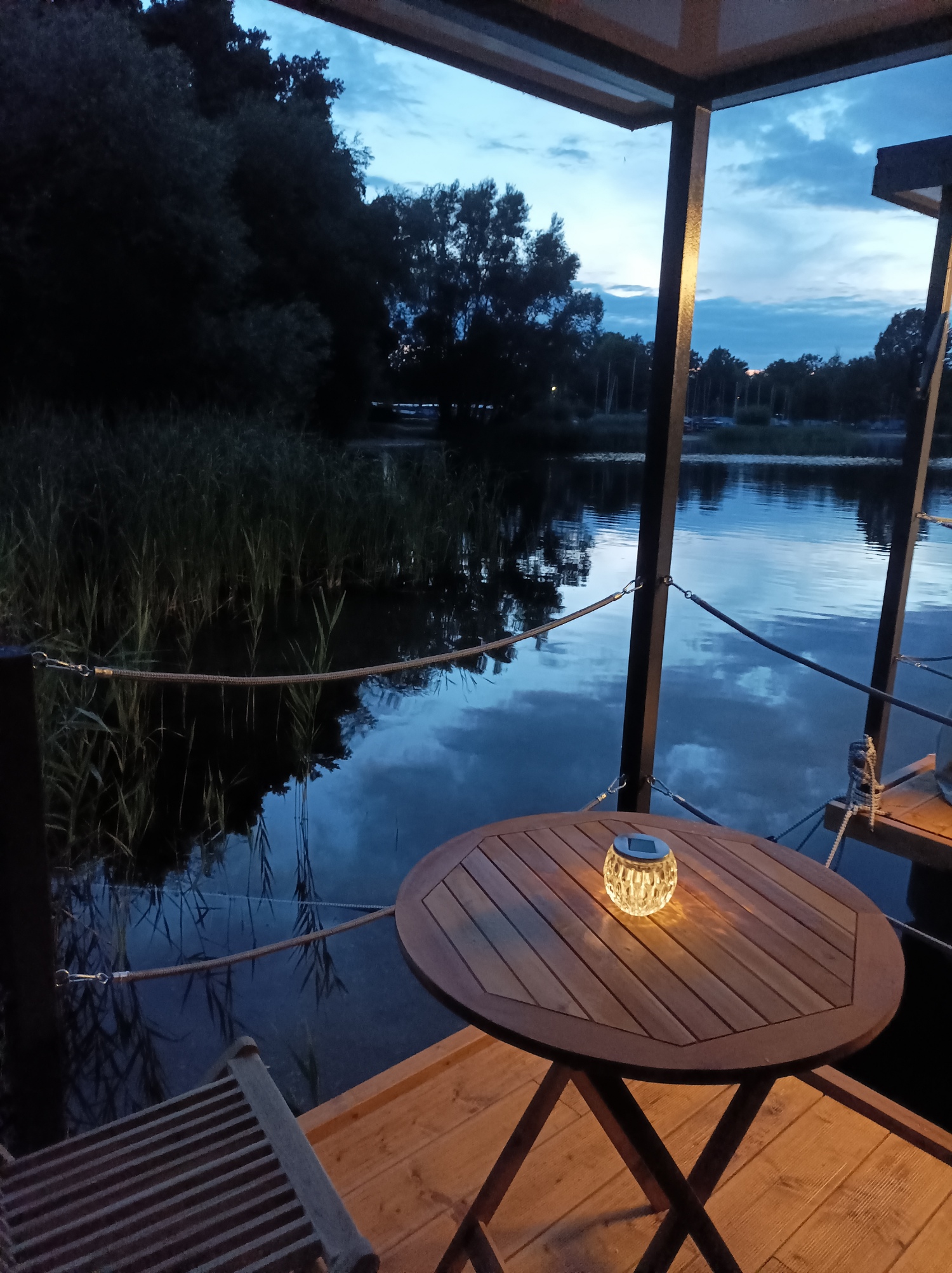 Terasse bei Nacht.jpg