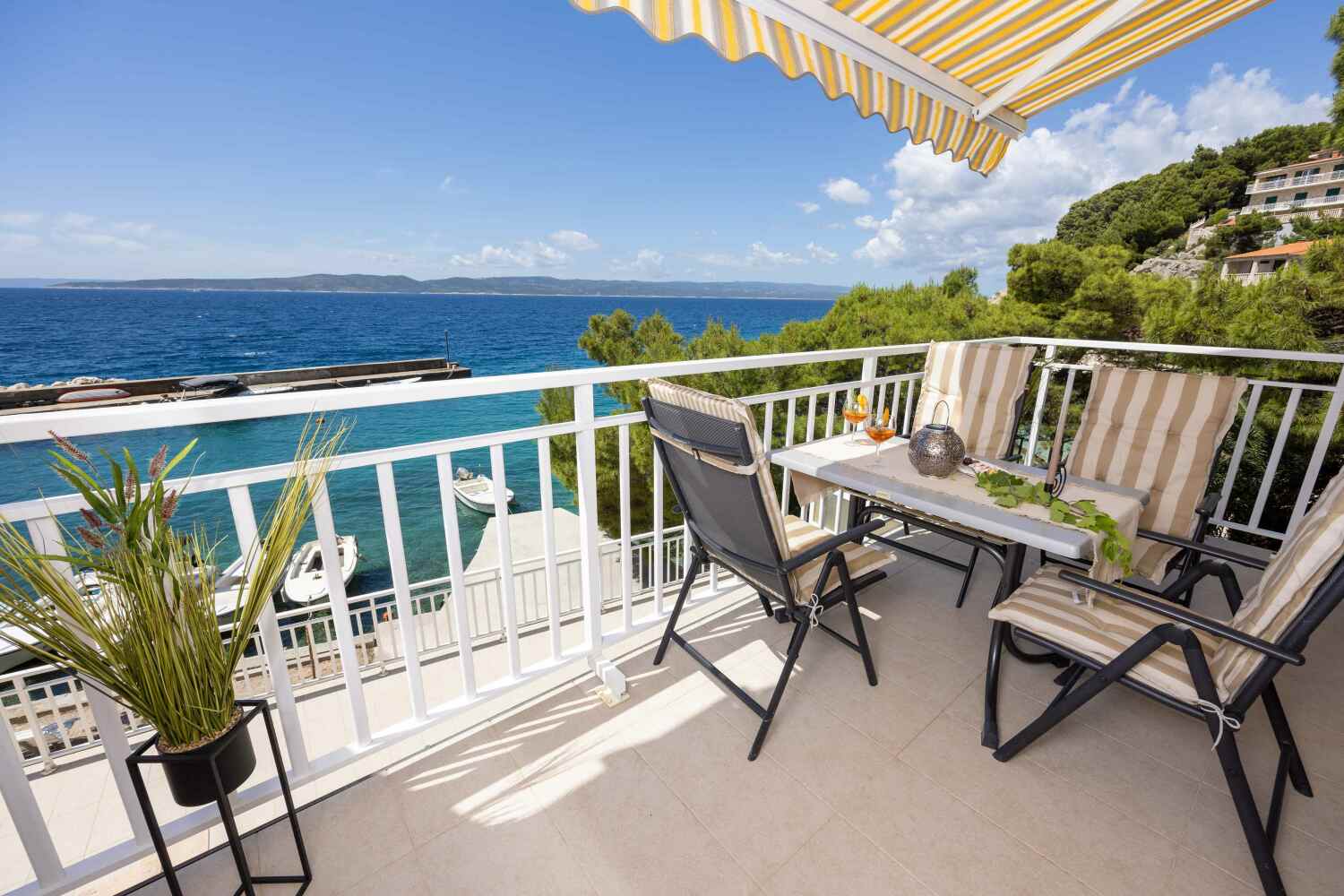 2_a22_balcony1_4a - tiny800kb.jpg