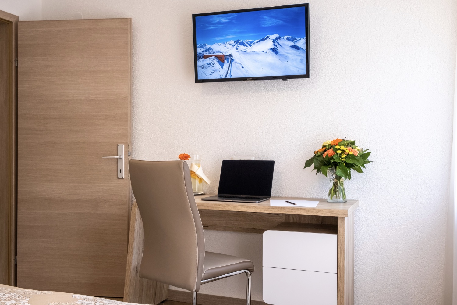 4 Büro Geschäftsreise Tisch Dienstreise Business Apartments Davydov Ferienwohnung Appartement Bad Hofgastein Gastein Salzburg.jpg