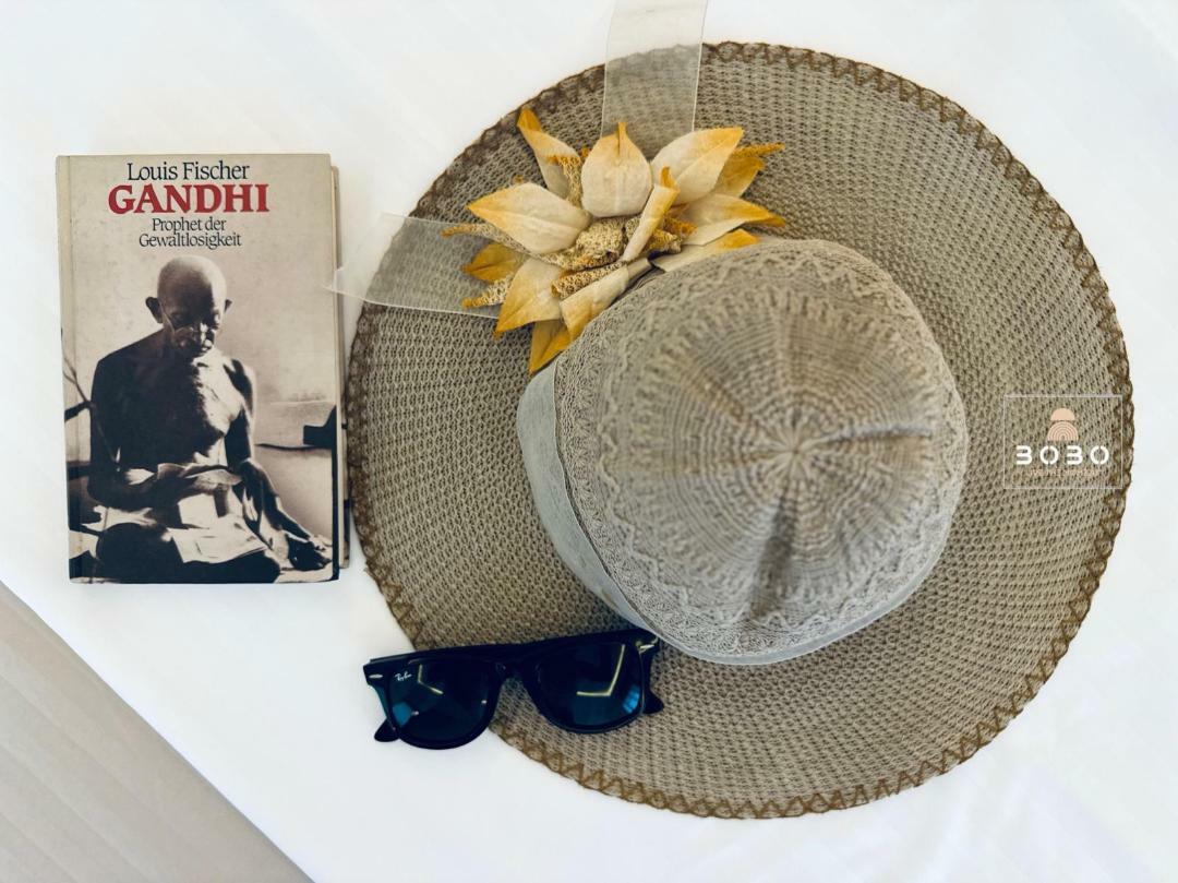 31 Chapeau+ Lunette+Bookin.jpg